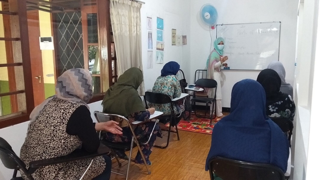 De facto refugee women attending an English class at a JRS Learning Centre.